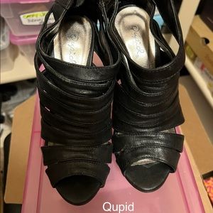 This peep toe booties has a slim platform that is easy to rock with any outfit!